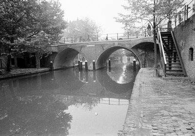 849259 Gezicht op de Hamburgerbrug over de Oudegracht te Utrecht, uit het zuidoosten.